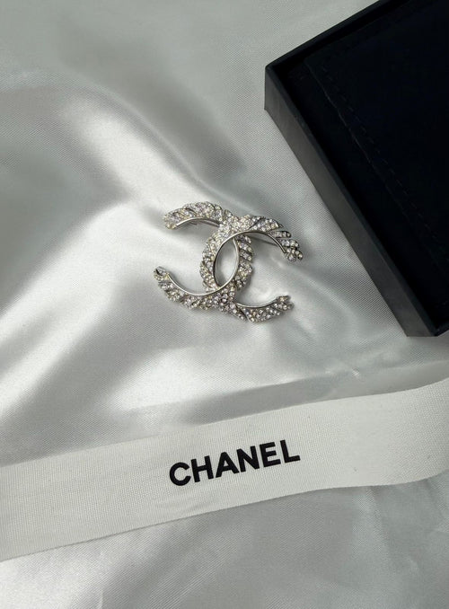 Chanel CC Mesh & Crystal Brooch (Silver / Crystal)
